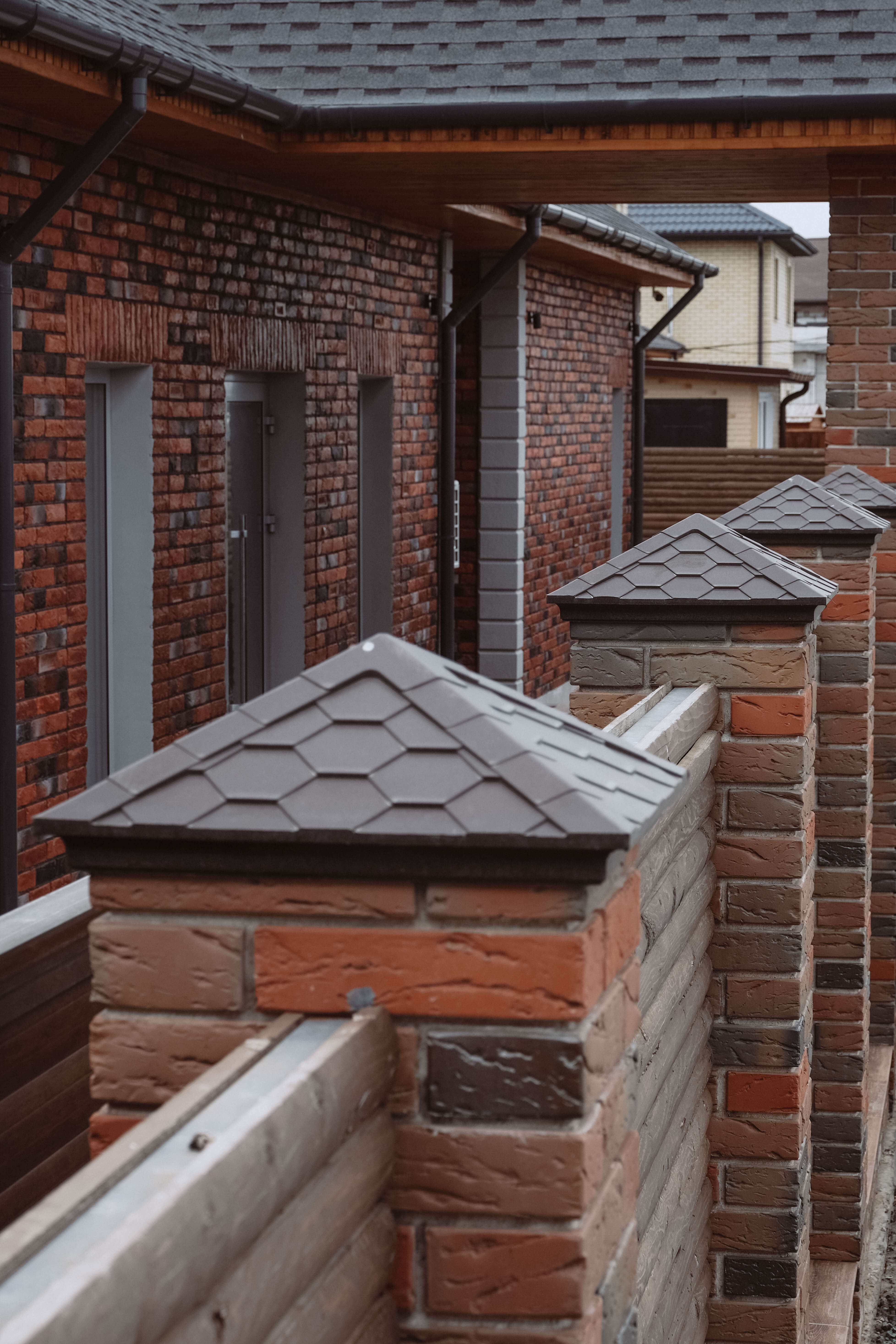 Колпак Zking Эверест Коричневый на столб 1.5х1.5 кирпича (390х390мм) в Челябинске фото